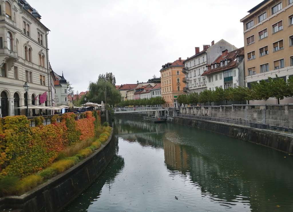 Las calles que dan al río Ljubljanica están repletas de restaurantes con terraza.
