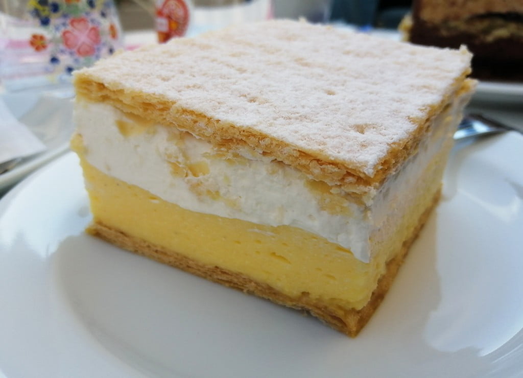 Kremna Rezina es una tarta típica eslovena que está para chuparse los dedos. Kremna Rezina es una tarta típica eslovena que está para chuparse los dedos.