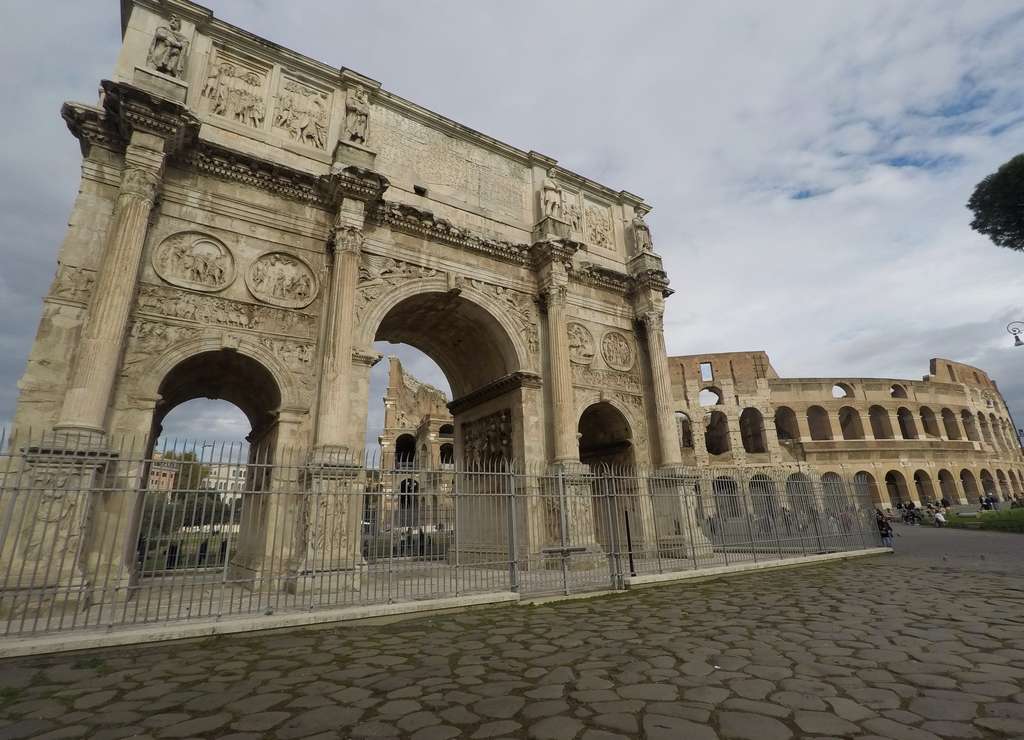 Una de las vistas que más me gustan de Roma es la del Coliseo de Roma desde el Arco de Constantino.