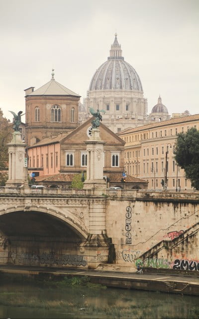 Vistas del Vaticano desde el río Tíber.