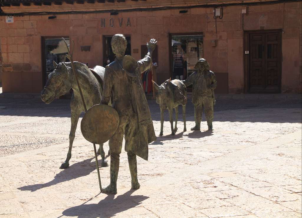 Escultura de Don Quijote y Sancho Panza en la Plaza Mayor de Villanueva de los Infantes.