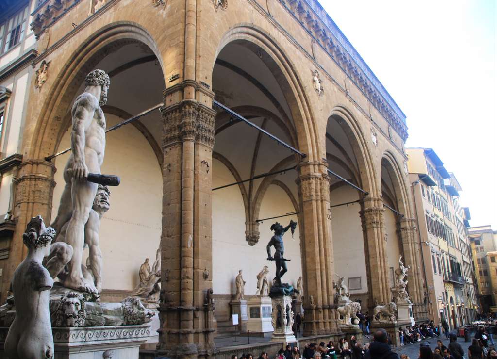 La Loggia della Signoria es una galería al aire libre repleta de esculturas.