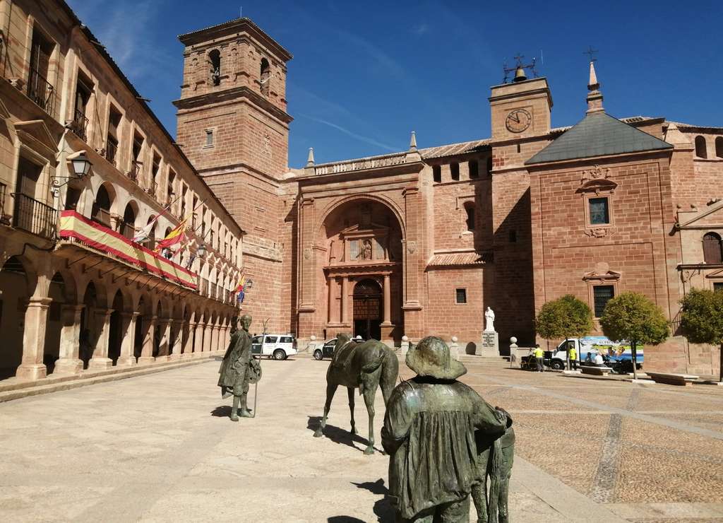 La Plaza Mayor es uno de los sitios más monumentales que ver en Villanueva de los Infantes.