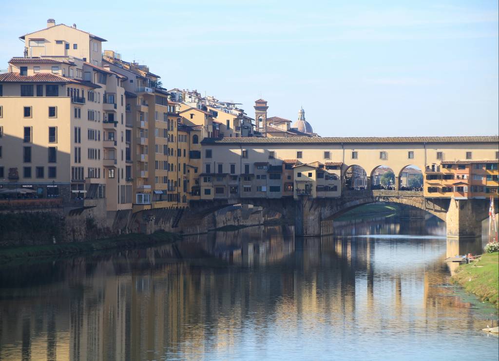 El Ponte Vecchio es una de las imágenes más típicas que ver en Florencia.