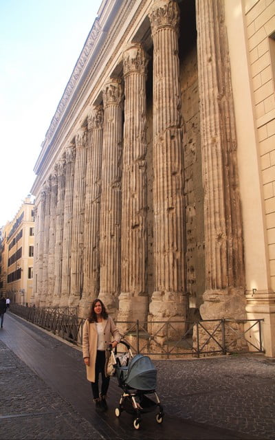 Las columnas corintias del Templo de Adriano miden 15 metros de altura.