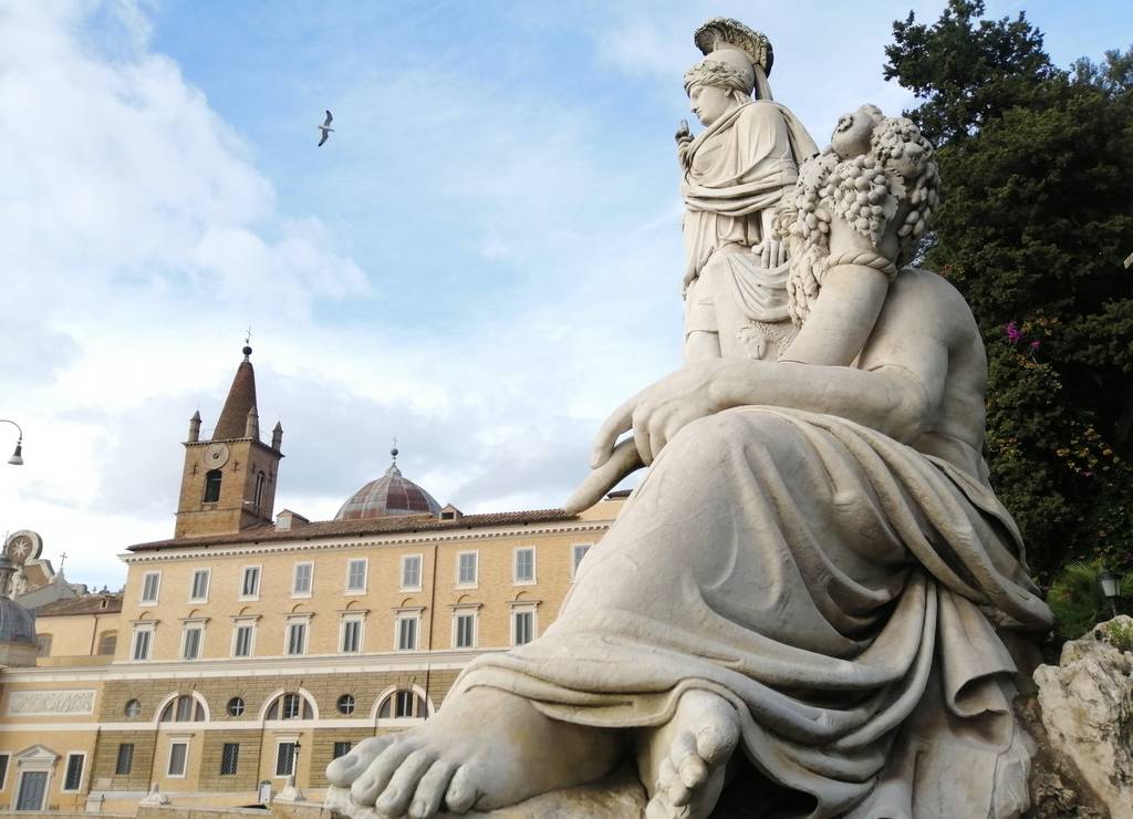 De camino a la Terraza del Pincio, al lado de la Piazza del Popolo, hay esculturas maravillosas.