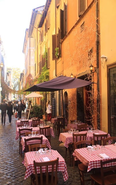Comer en el barrio de Trastevere es uno de los mejores planes que hacer en Roma.