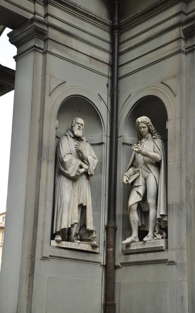 Escultura de Galileo Galilei en el exterior de la Galería de los Uffizi de Florencia.