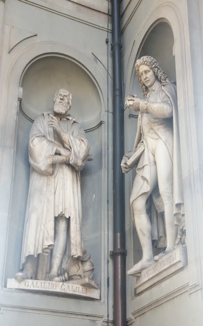 Cerca de la Galería Uffizi puedes ver la escultura de Galileo Galilei.