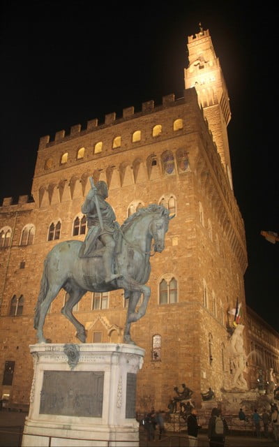 Otro plan que hacer en Florencia es visitar la Piazza della Signoria de día y de noche.