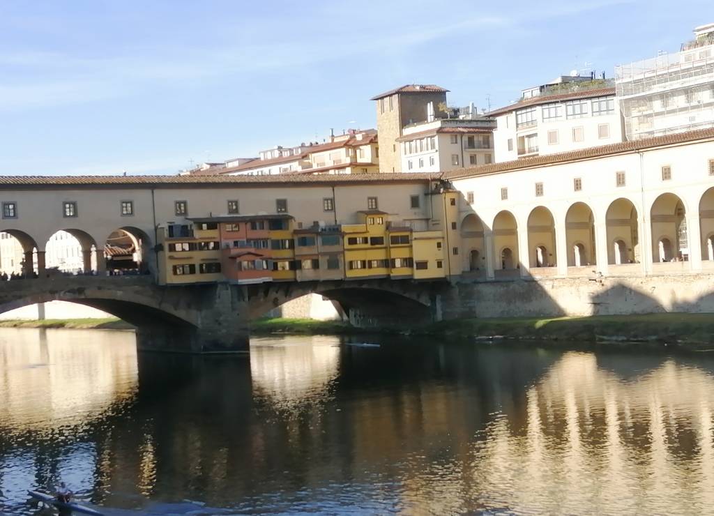 El Ponte Vecchio es uno de los sitios más famosos de la capital de la Toscana.