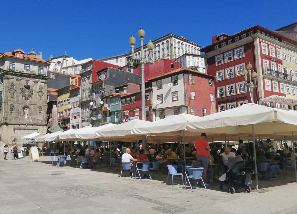 Oporto es conocida por sus preciosos puentes, las casas de colores de Ribeira y su famoso vino.