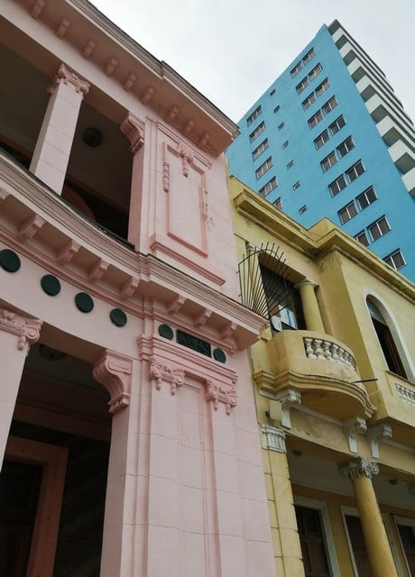 Me encanta esta foto por el contraste de color de los edificios.