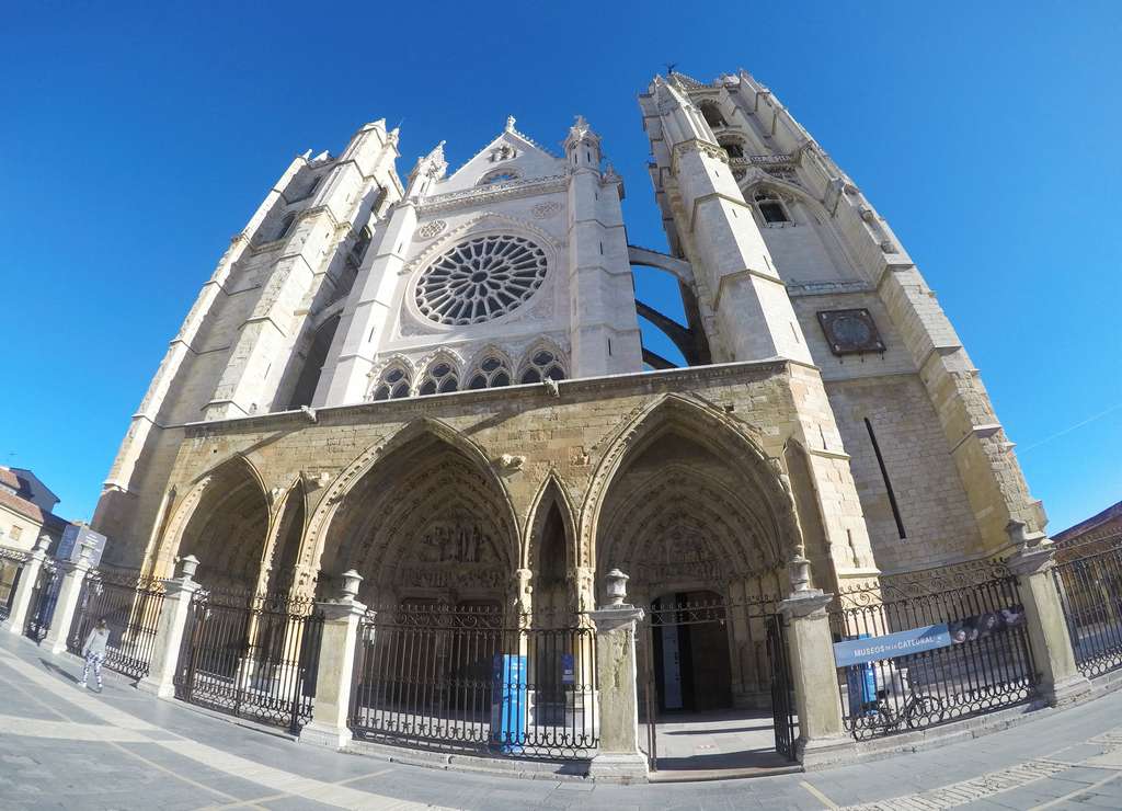 La Catedral es uno de los imprescindibles que ver en León en dos días.