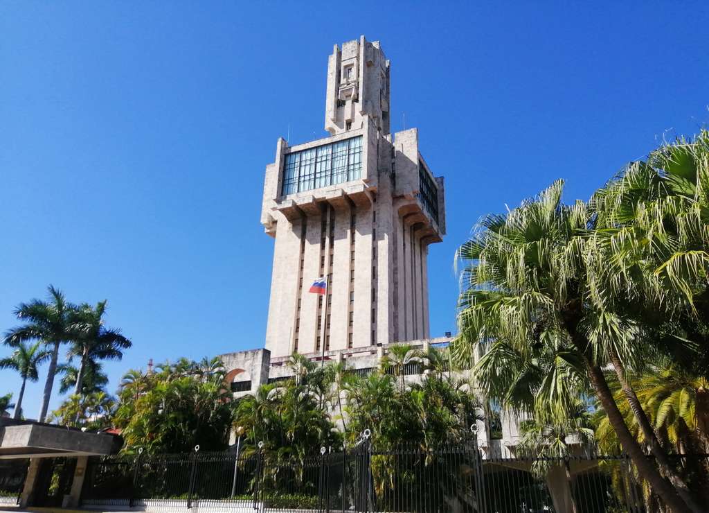 Esta es la foto de la Embajada de Rusia en La Habana que me costó 50€. 