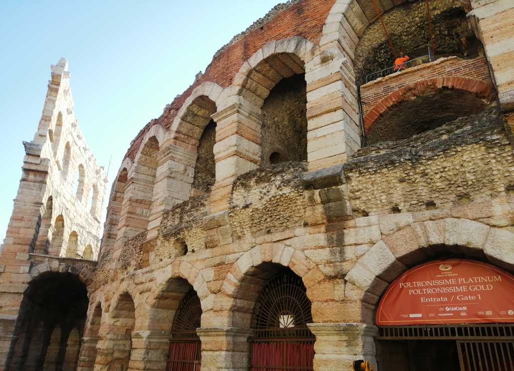 El precio de las entradas a la Arena de Verona varía dependiendo de si visitas únicamente el recinto o si asistes a un concierto de ópera.