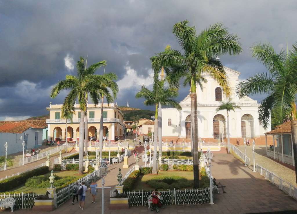 Tienes que ver en Trinidad las vistas de la Plaza Mayor desde la Galería de Arte Universal Benito Ortiz.