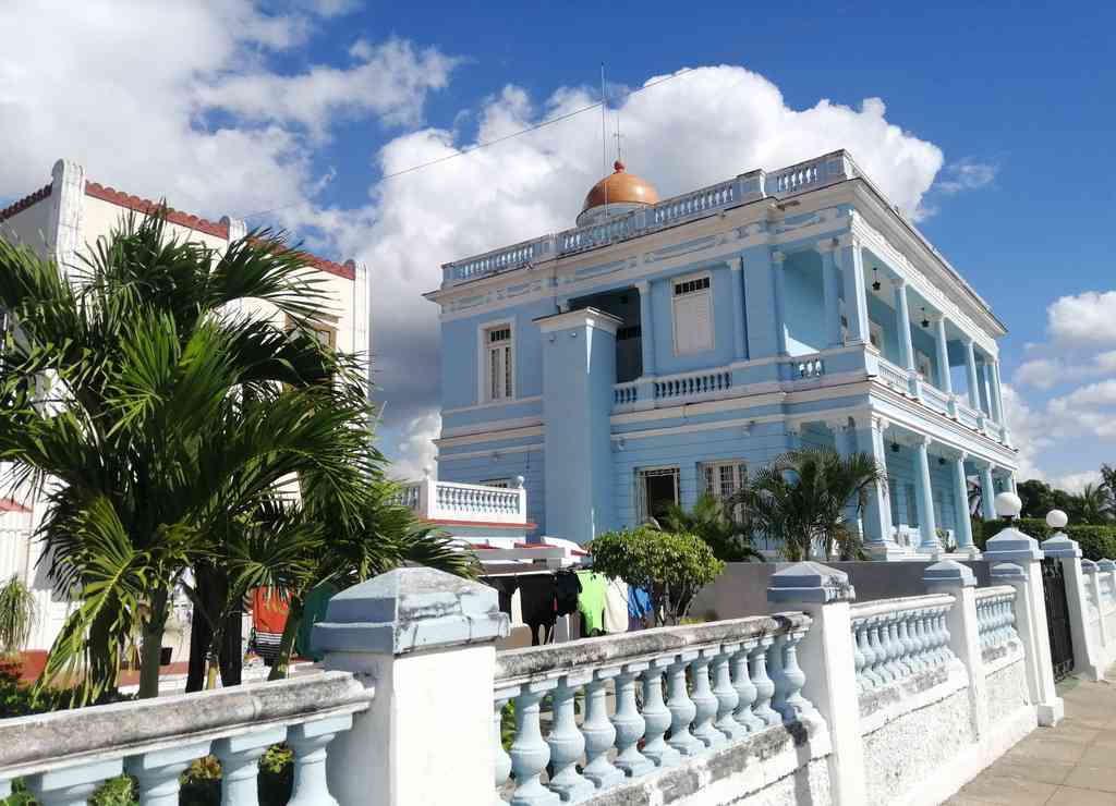 La mansión más bonita que ver en Cienfuegos es el Hotel Palacio Azul.