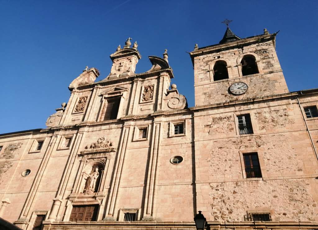 La Iglesia de San Nicolás El Real es uno de los templos que visitar en Villafranca del Bierzo.