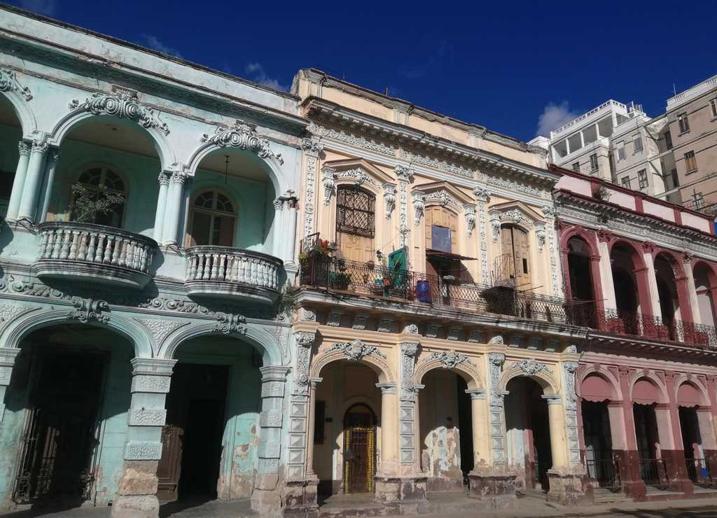 Pasear por La Habana entre casas coloniales de colores es una gozada.