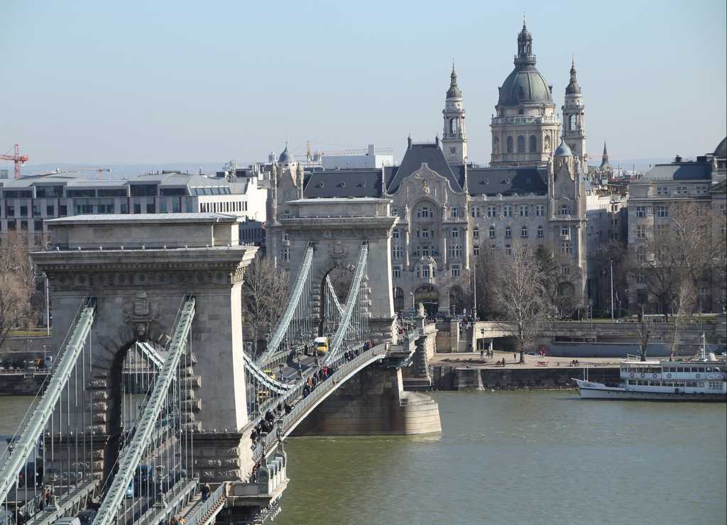 El Puente de las Cadenas es uno de los más famosos en la Perla del Danubio.
