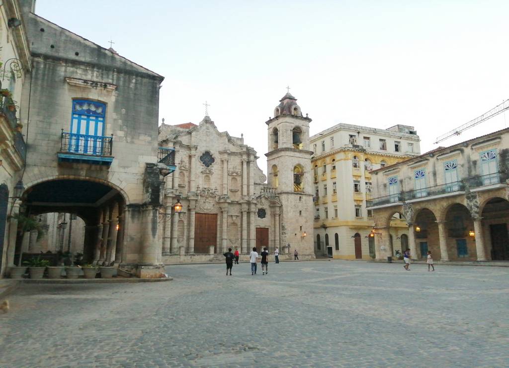 En tu recorrido por La Habana en 4 días no puede faltar la Plaza de la Catedral.