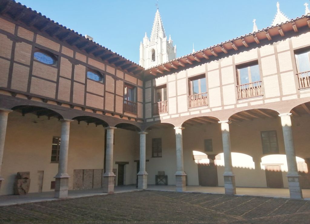 Desde el patio interior del Palacio Episcopal se ven las dos torres de la Catedral de León.