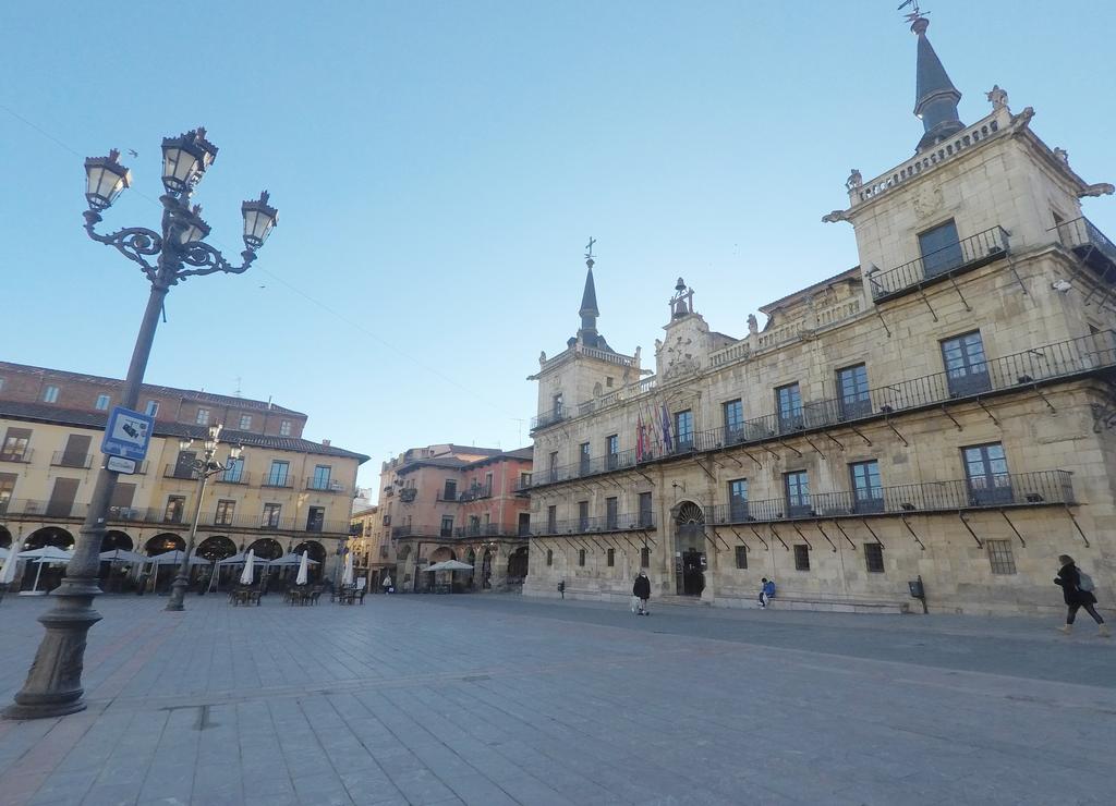 La Plaza Mayor es una de las más monumentales que ver en León.