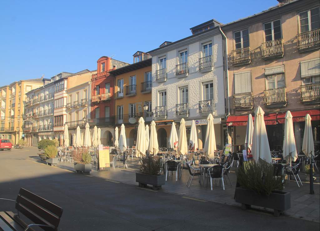 La Plaza Mayor es uno de los sitios con más ambiente que ver en Villafranca del Bierzo.