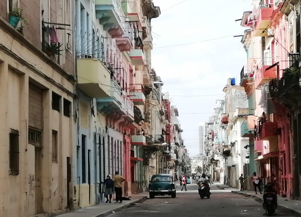 Pasear por La Habana Vieja entre casas coloniales de colores es una maravilla.