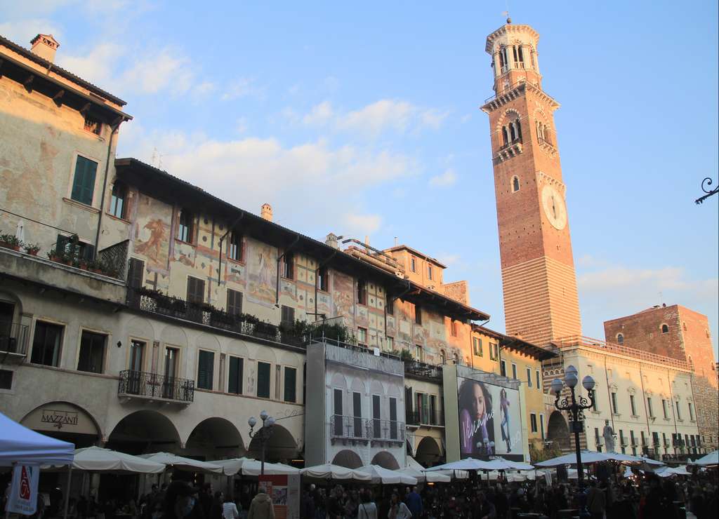 Si vas a visitar la Arena de Verona, la Casa de Julieta y subir a la Torre de Lamberti, te compensa comprar la tarjeta turística.
