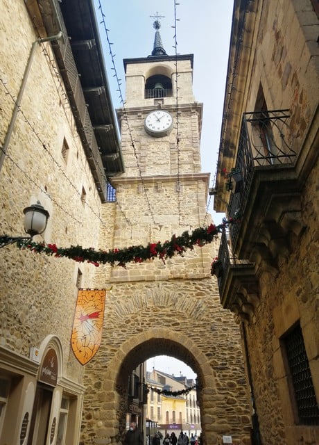 La Torre del Reloj se encuentra sobre una de las puertas de la muralla medieval.