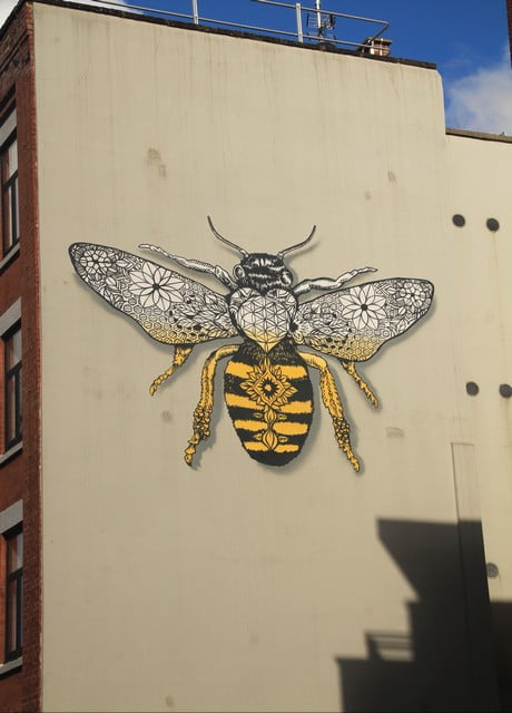 La abeja obrera es el símbolo de Manchester, así que la verás en todas partes.