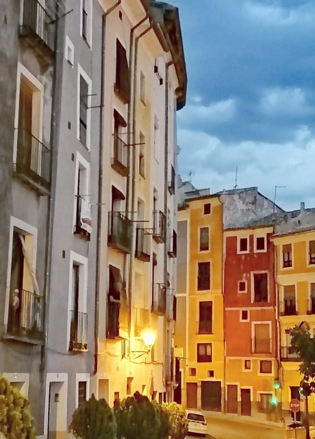 En tu escapada por Cuenca en un día no puede faltar un paseo por la Calle Alfonso VIII.