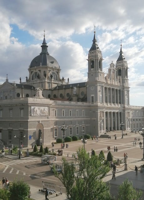Uno de los mejores free tours en Madrid es el que te lleva a conocer la ciudad por la noche.