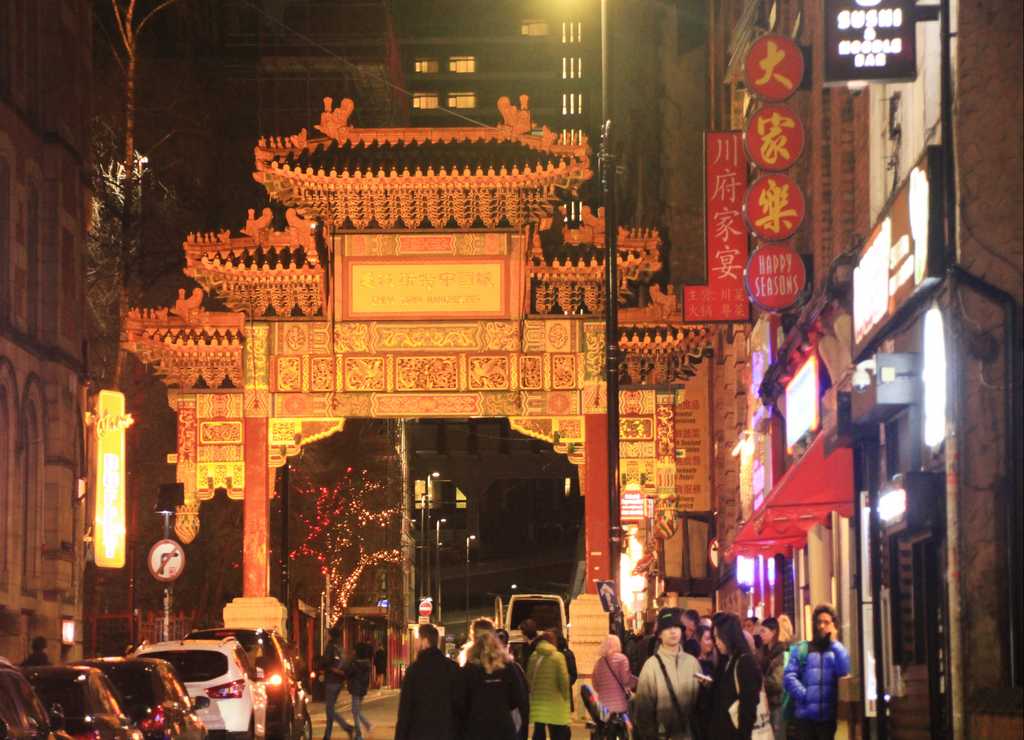 El paifang, en Faulkner Street, te da la bienvenida al Chinatown de Manchester.
