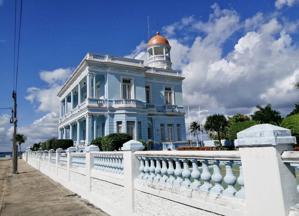 El Hotel Palacio Azul es uno de los edificios más impresionantes de Cienfuegos.