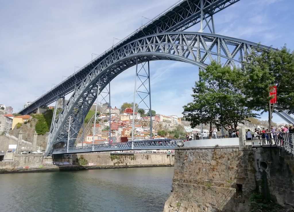 En tu escapada por Oporto en un día no puede faltar el crucero de los seis puentes al atardecer.