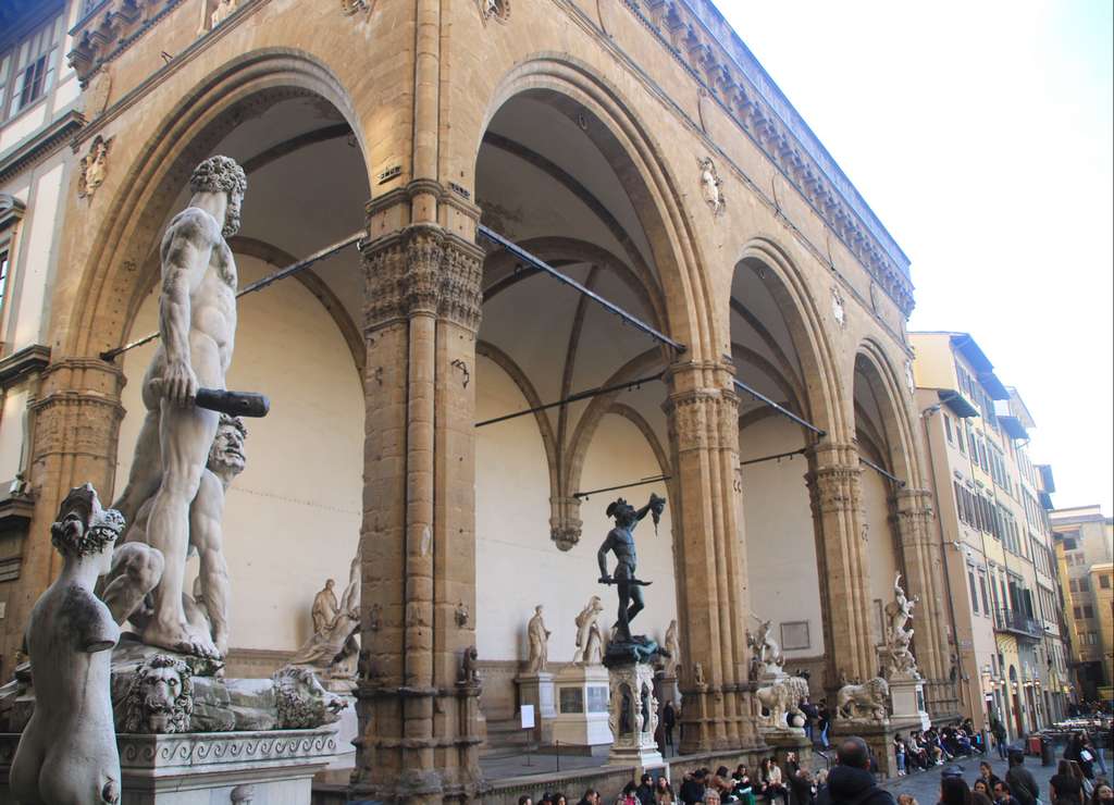 Cerca de la Galería Uffizi está la Piazza della Signoria y el famoso Ponte Vecchio.