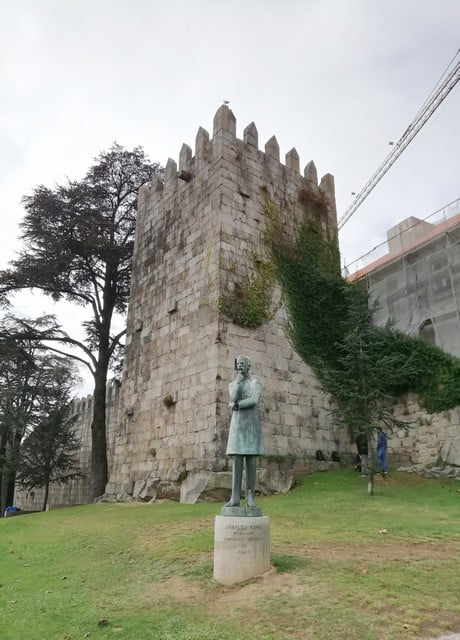 La muralla fernandina está muy bien conservada y puedes conocerla en un free tour en Oporto.