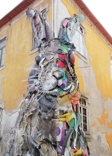 Half Rabbit es una de las obras de arte urbano más originales que he visto nunca.