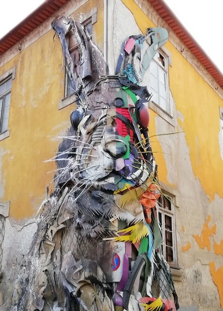 Half Rabbit es la obra de arte urbano más original que ver en Oporto en 1 día.