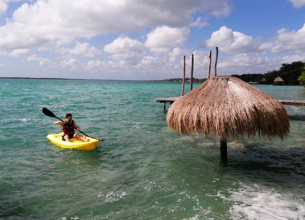 En tu itinerario por Riviera Maya en una semana no puede faltar la Laguna de los Siete Colores de Bacalar.