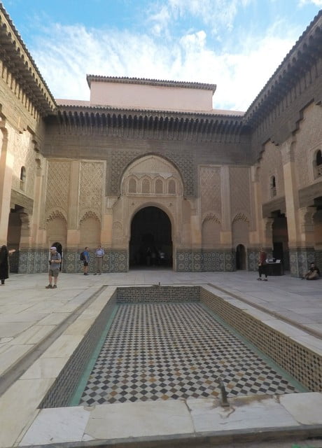 Merece mucho la pena visitar la Madraza de Ben Youssef, una antigua escuela coránica preciosa.