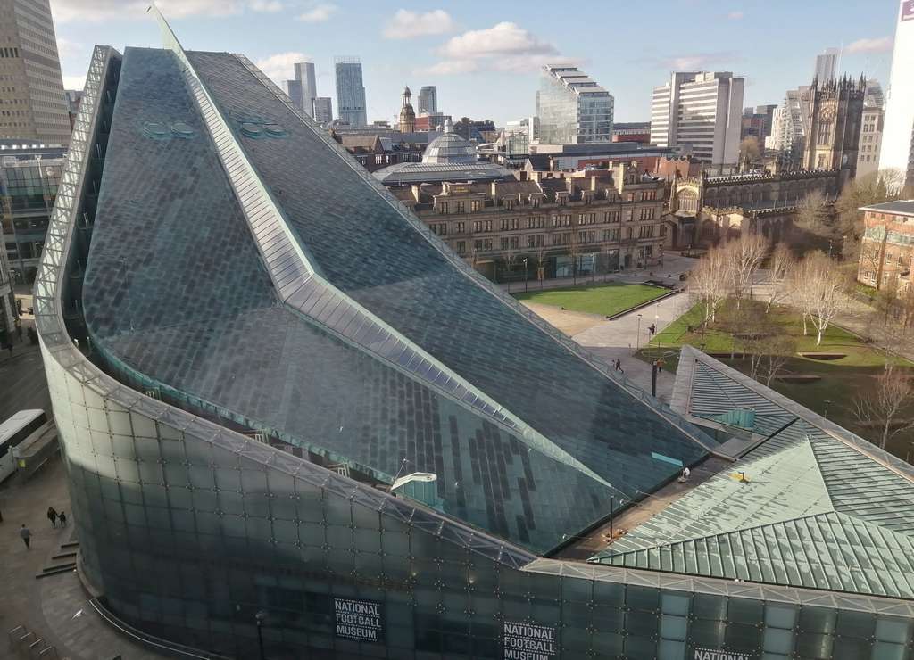 Desde la habitación del Hotel Indigo teníamos estas vistas al Museo Nacional de Fútbol y a la Catedral de Manchester.