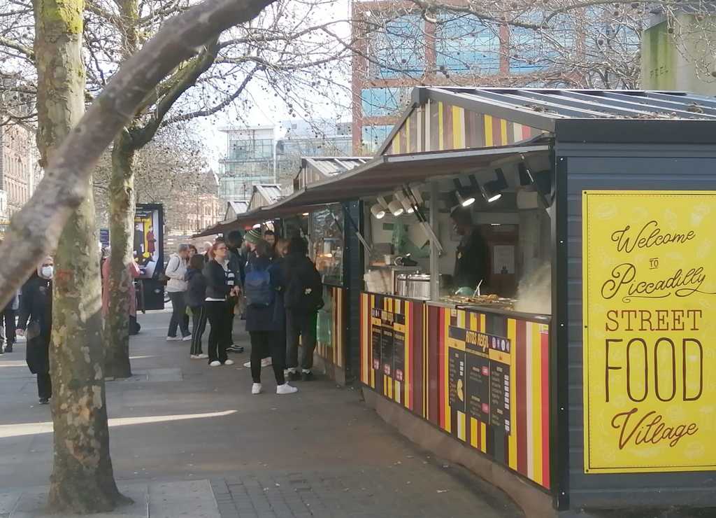 Si quieres picar algo de pie, puedes comprar comida en Piccadilly Street Food Village.