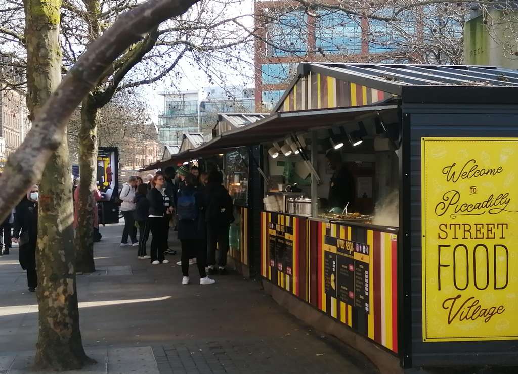 Vimos a mucha gente comprando comida para llevar en Piccadilly Street Food Village.