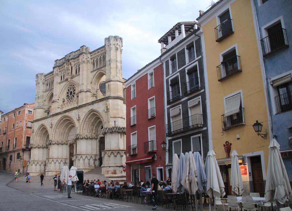 En la Plaza Mayor de Cuenca está el Ayuntamiento, el Convento de las Petras y la curiosa Catedral.