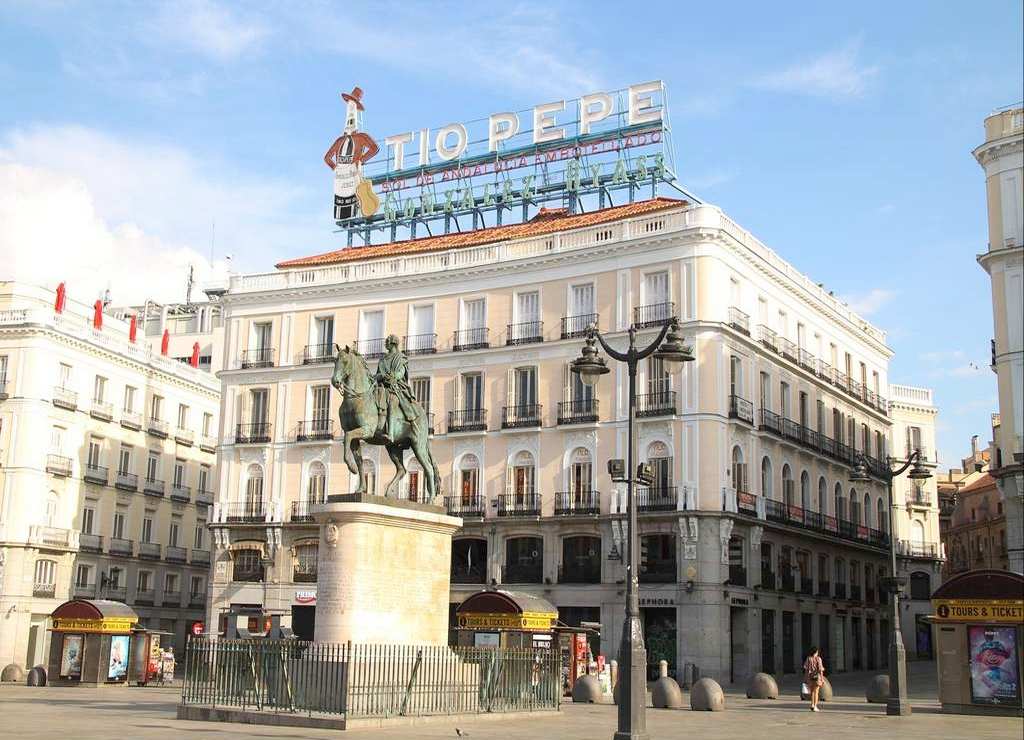 En la Puerta del Sol de Madrid se celebran las famosas campanadas en Nochevieja.