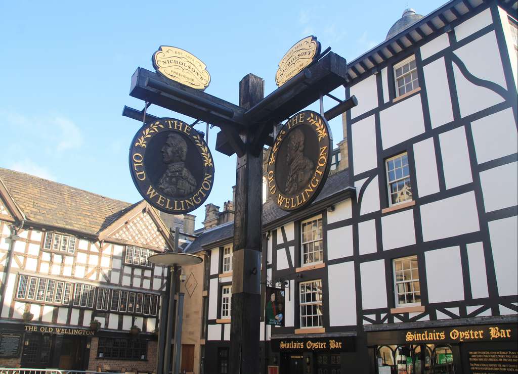 En Shambles Square están dos de los pubs con más historia de Manchester.
